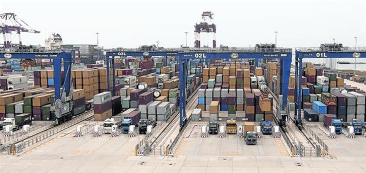 Nova terminal de contenidors BEST que acaba d’inaugurar el port de Barcelona, un dels principals punts d’entrada dels béns d’equip importats. Nova terminal de contenidors BEST que acaba d’inaugurar el port de Barcelona, un dels principals punts d’entrada dels béns d’equip importats.