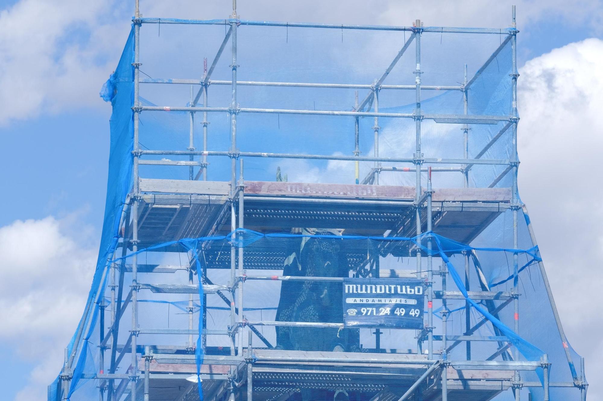 FOTOS: Montan un andamio en la plaza de España de Palma para restaurar la escultura de Jaume I