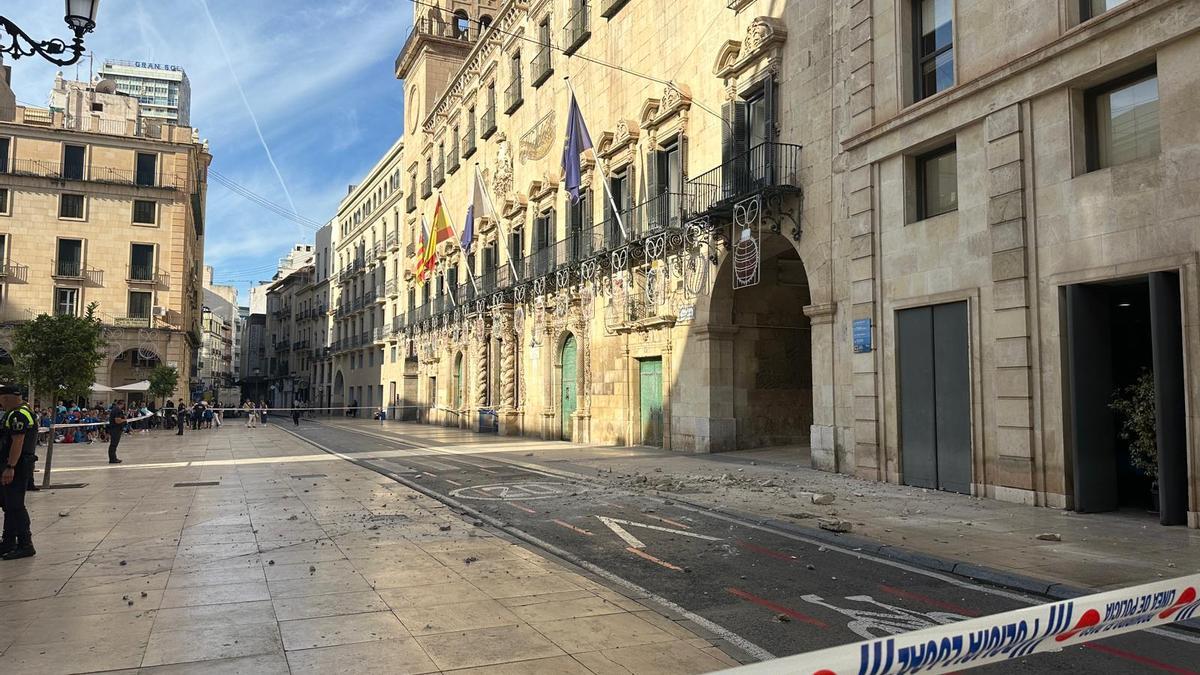 Desprendimiento en la fachada del Ayuntamiento de Alicante.