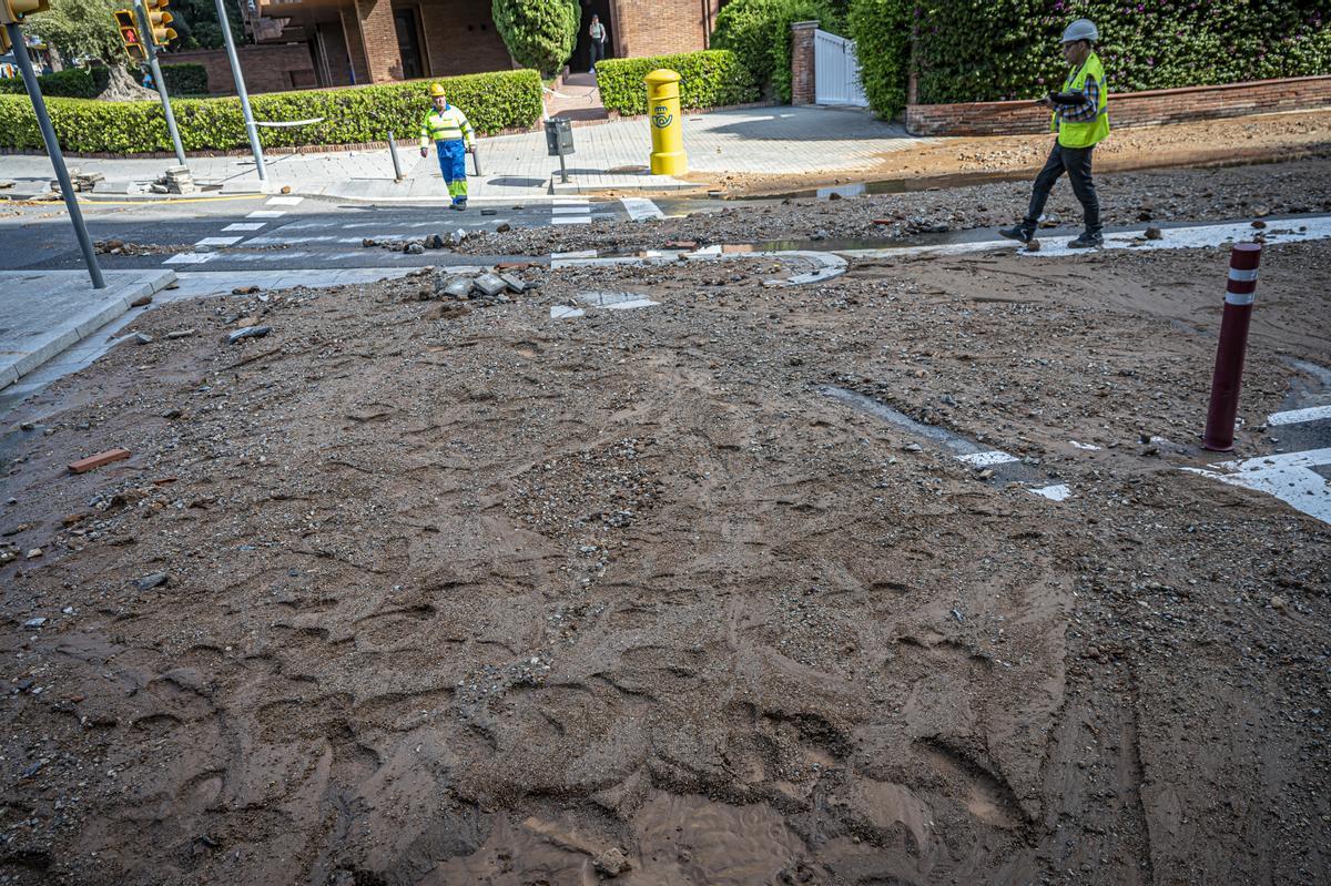 Escape de agua de grandes dimensiones en la avenida Pedralbes con el paseo Manuel Girona de Barcelona