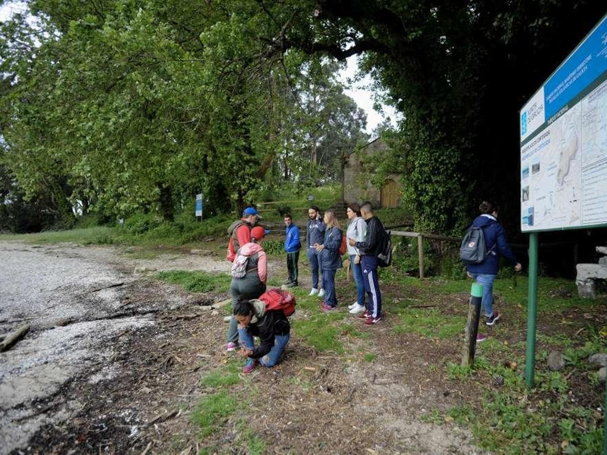 Una actividad anterior en la isla de Cortegada. // Iñaki Abella