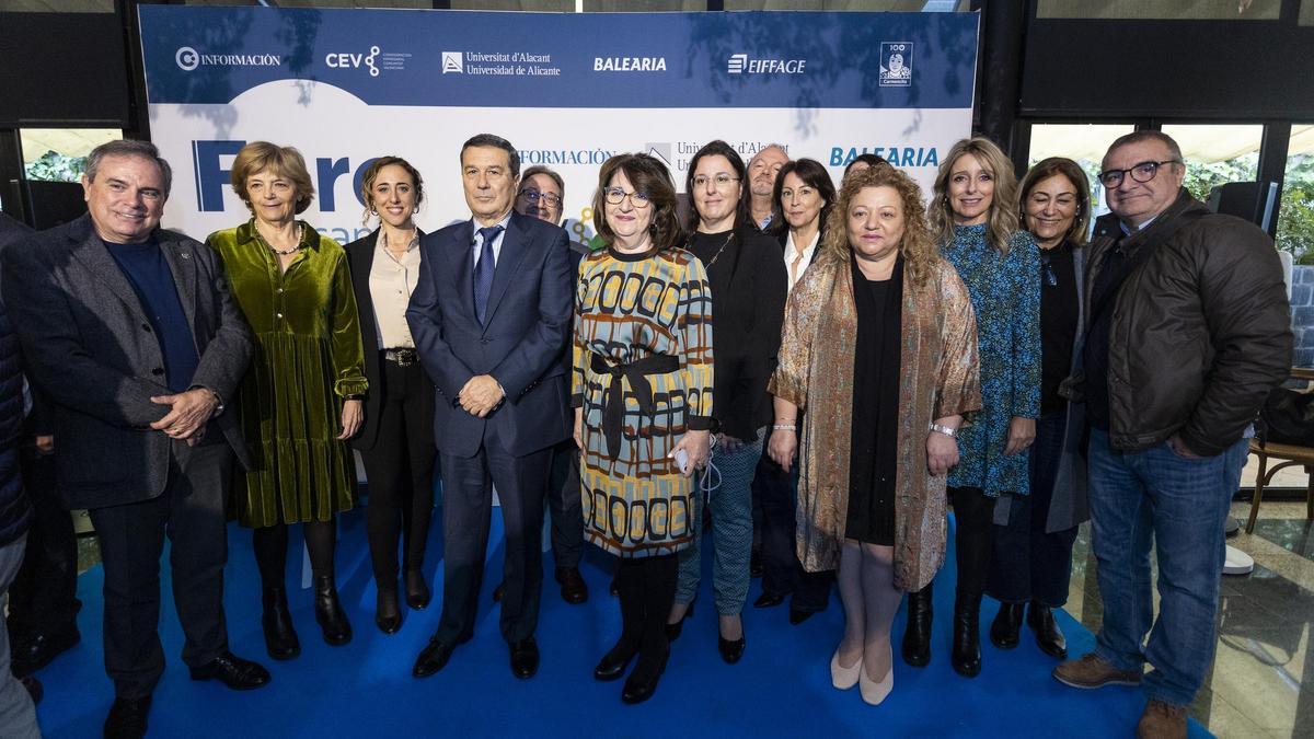 José Ramón Martínez, Elena María Ronda, Rocío Juliá, Francisco José Torres Alfosea, Amparo Navarro, Rosa María Martínez, José Miguel Sempere, María José Gómez, Rosario Ferrer, María del Mar Seguí, María del Carmen Davó y Miguel Richart, de la UA, junto al conseller de Sanidad.
