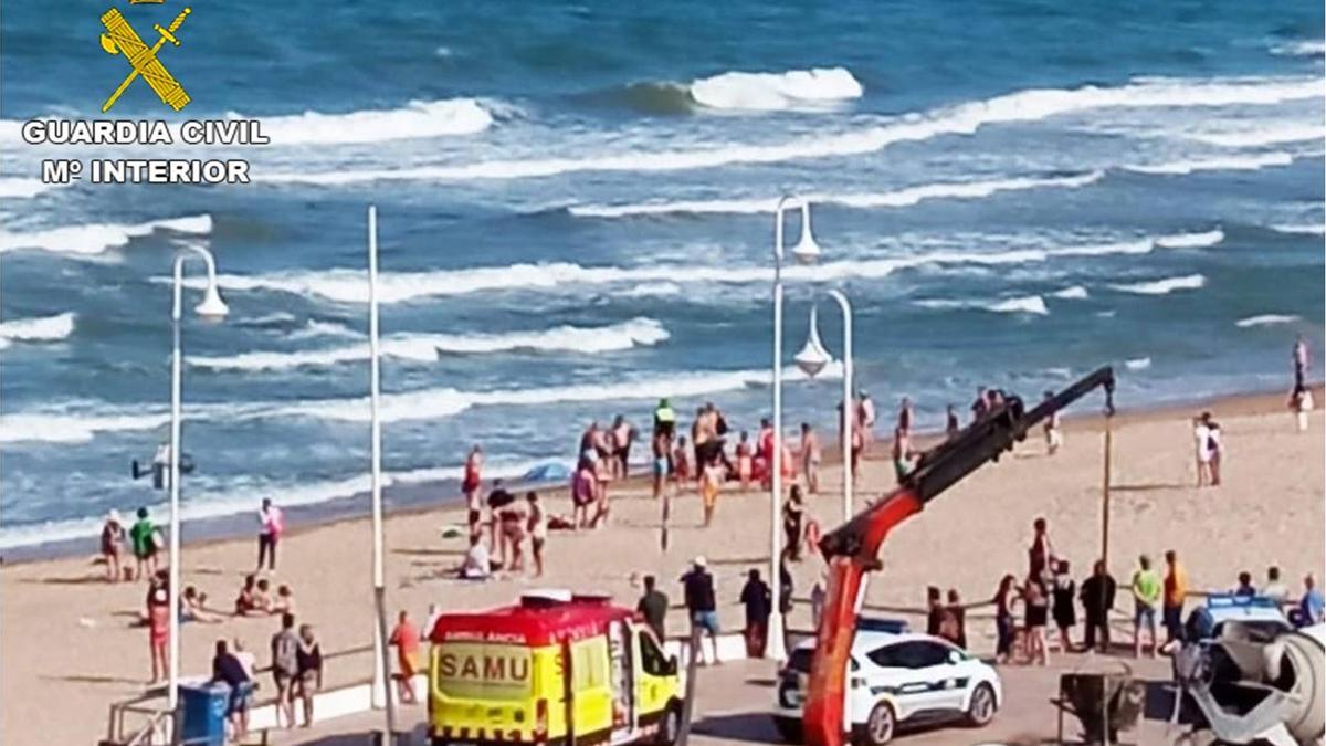 Rescate de tres bañistas en la playa Centro de Guardamar del Segura