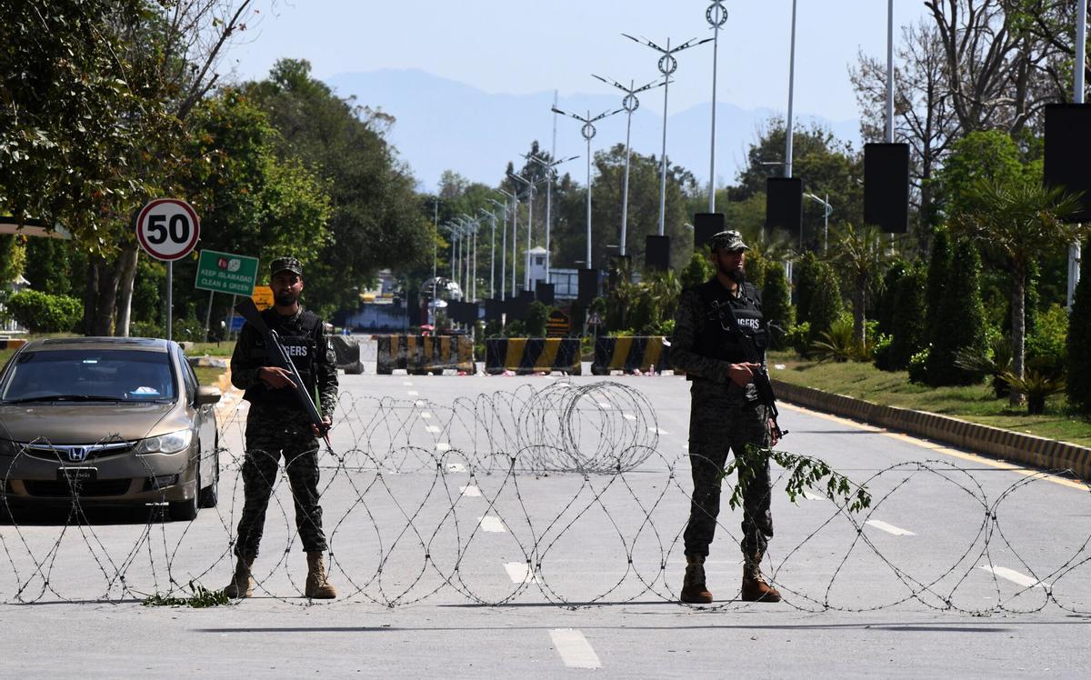 Punt de control a Islamabad, on s’ha intensificat la seguretat amb motiu de les converses entre els EUA i l’Iran que han de començar aquest dissabte.