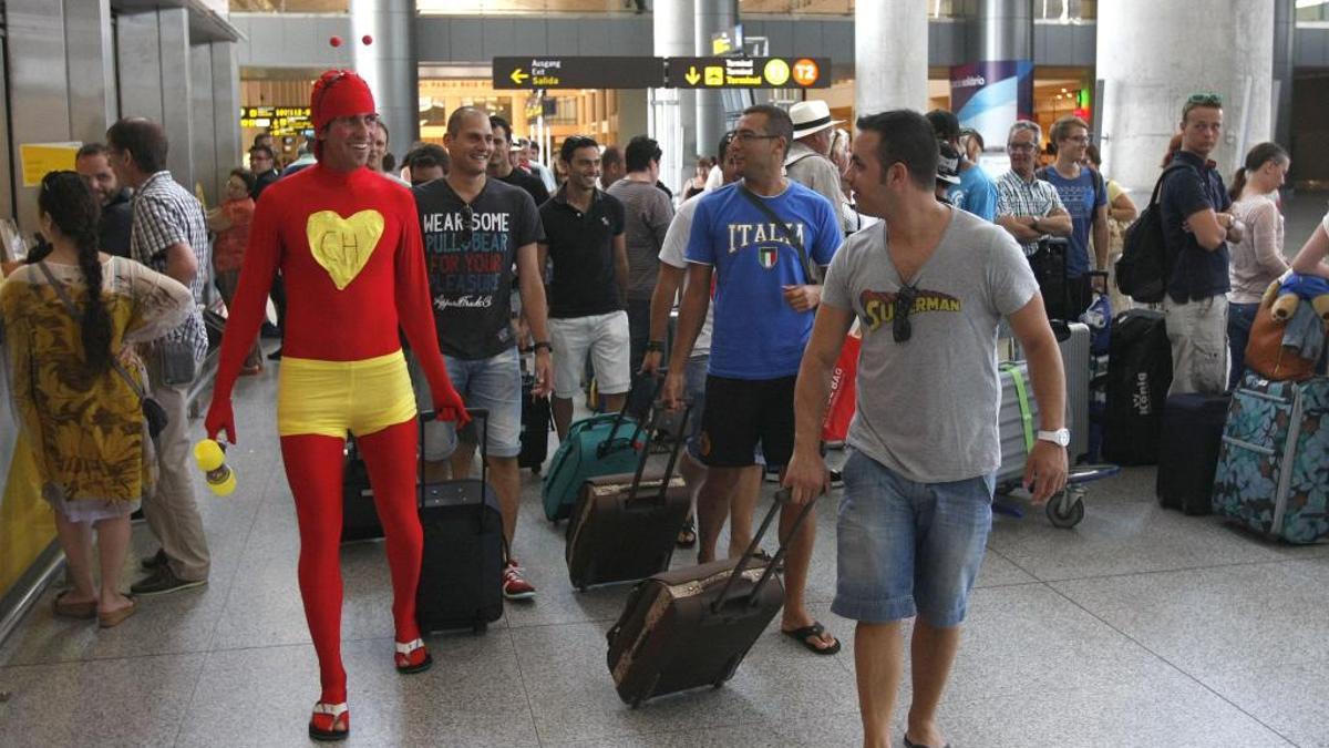 Una despedida de soltero llega al aeropuerto.