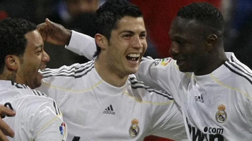 Cristiano Ronaldo es felicitado por sus compañeros del Real Madrid tras marcar el quinto gol de su equipo.