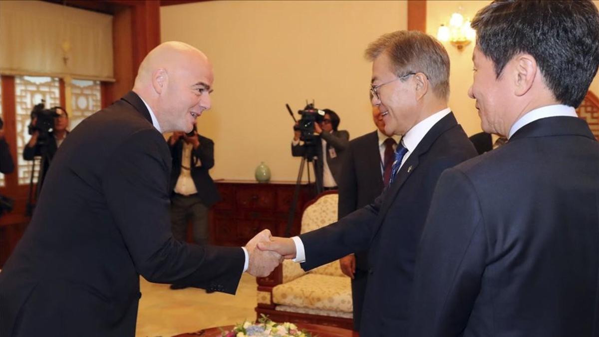 Infantino saluda al presidente surcoreano, Moon Jae-in