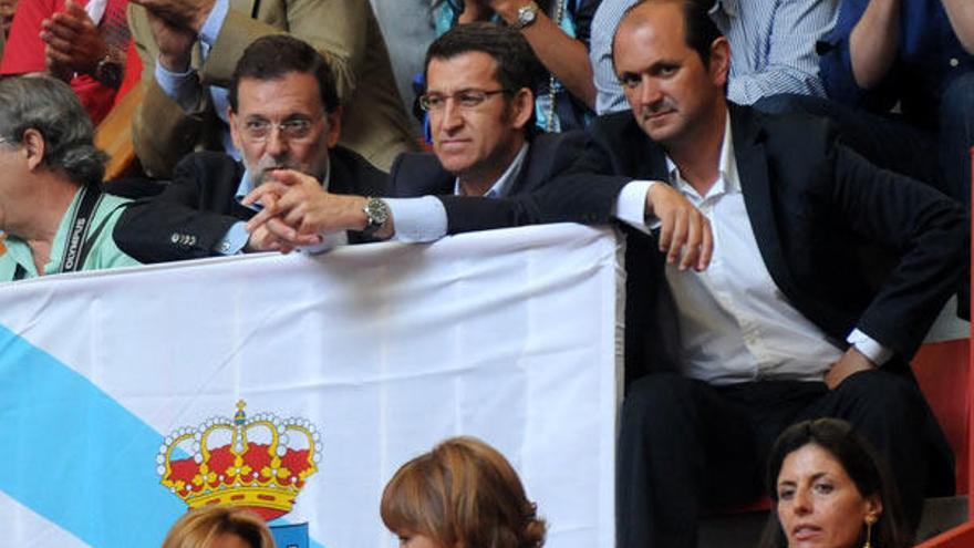 Alberto Núñez Feijóo, junto a Rajoy y Louzán, el pasado sábado en los toros en Pontevedra.