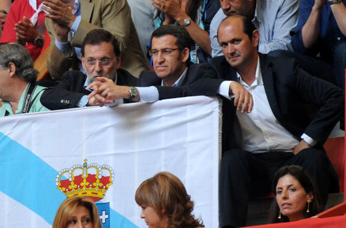 Alberto Núñez Feijóo, junto a Rajoy y Louzán, el pasado sábado en los toros en Pontevedra.