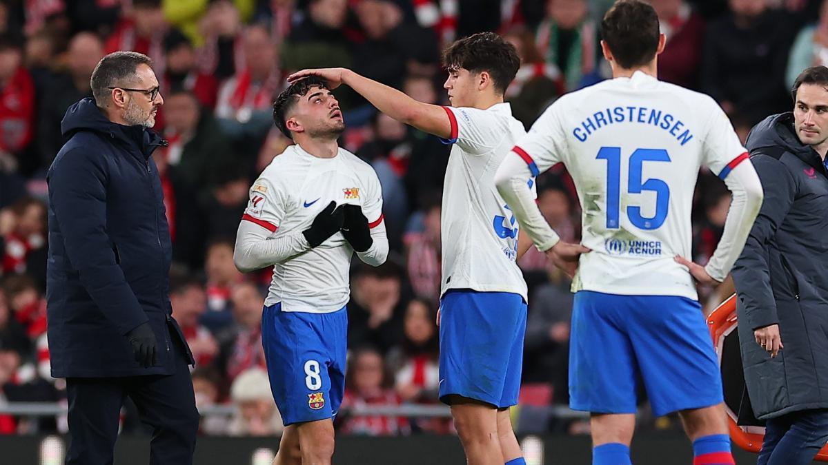 Pedri es consolado por Christensen al retirarse durante el Athletic-Barça