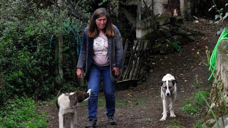 Mónica Cueto, con &quot;Neska&quot; y &quot;Nayro&quot;, en Cabornín.