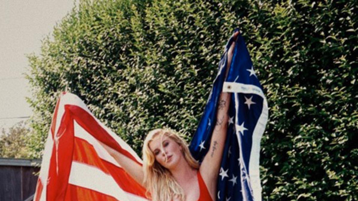 La modelo Ireland Basinger-Baldwin posa en bañador y con la bandera del país el 4 de julio