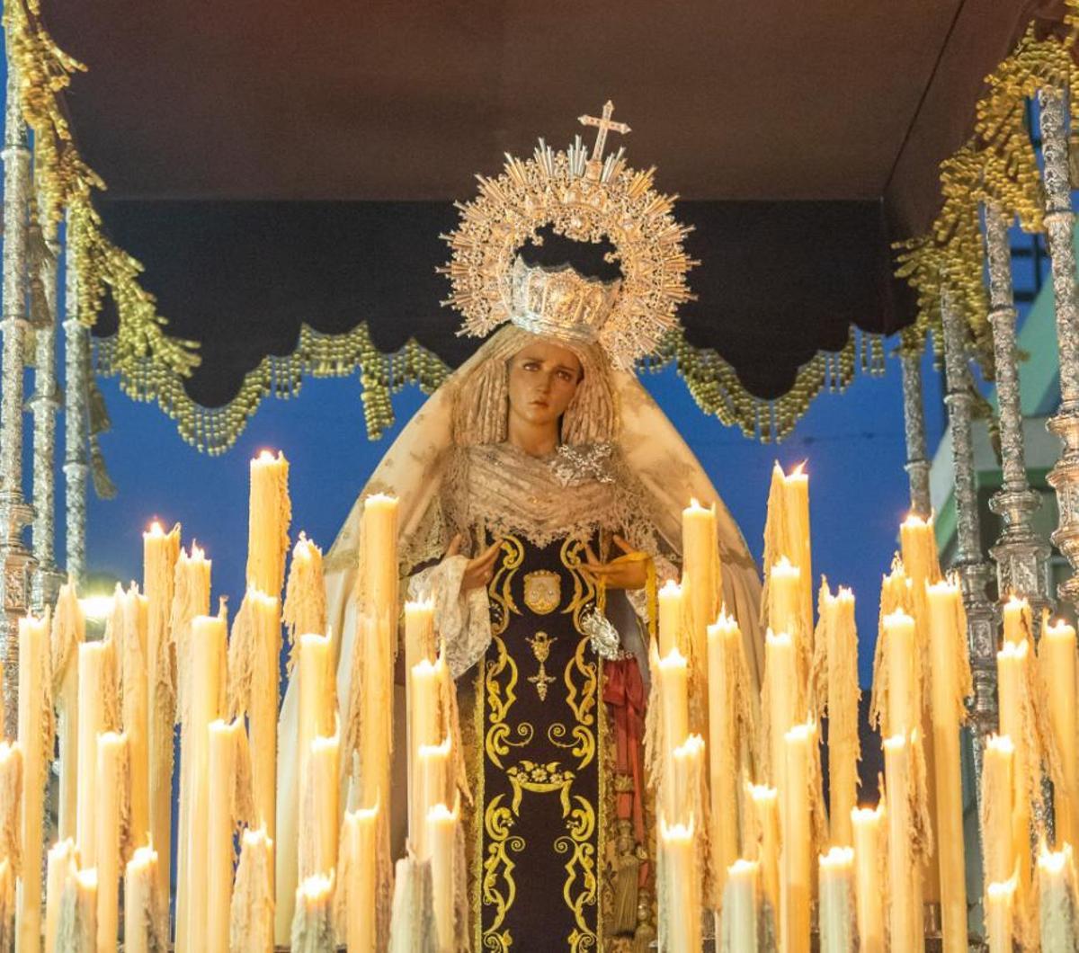La Virgen de la Esperanza, en su paso de palio.
