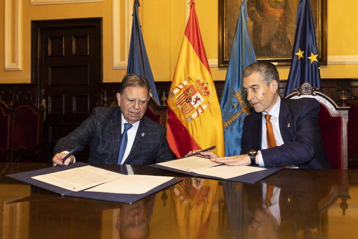 Por la izquierda, Alfredo Canteli y Martín Peláez, en el Ayuntamiento de Oviedo