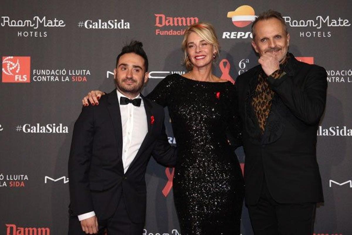 Juan Antonio Bayona, Belén Rueda y Miguel Bosé, en la gala la Lucha contra el SIDA 2015.
