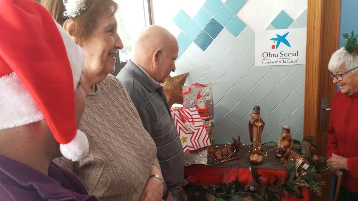 Las habituales actividades para paliar los efectos del alzhéimer entre quienes lo sufren se complementan por Navidad con otras más lúdicas.