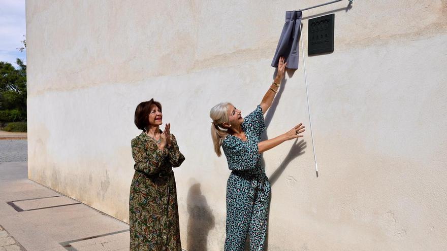 Del Pozo descubre la placa conmemorativa por el premio Europa Nostra.