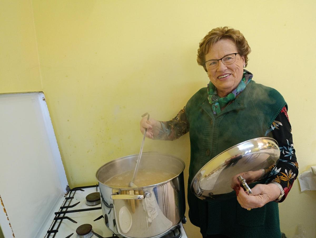 Consuelo García, vigila el caldo para los participantes en la marcha.