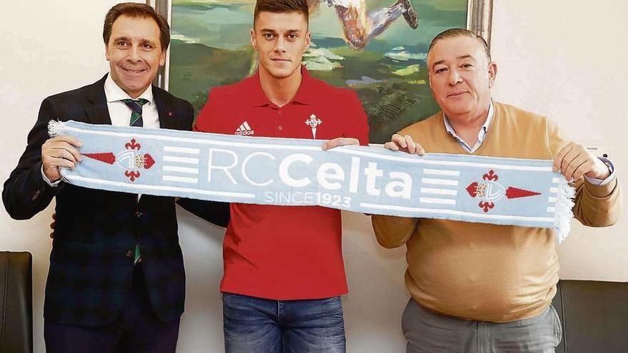 Robert Mazan posa con la bufanda del Celta con el director deportivo, Felipe Miñambres, y el vicepresidente Ricardo Barros. // Celta Media