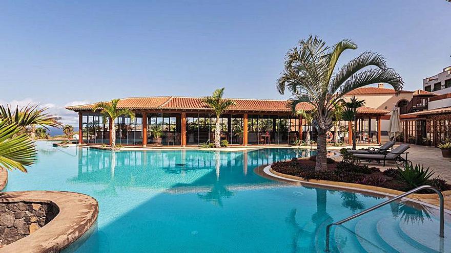 Una de las piscinas del hotel Meliá Hacienda del Conde.