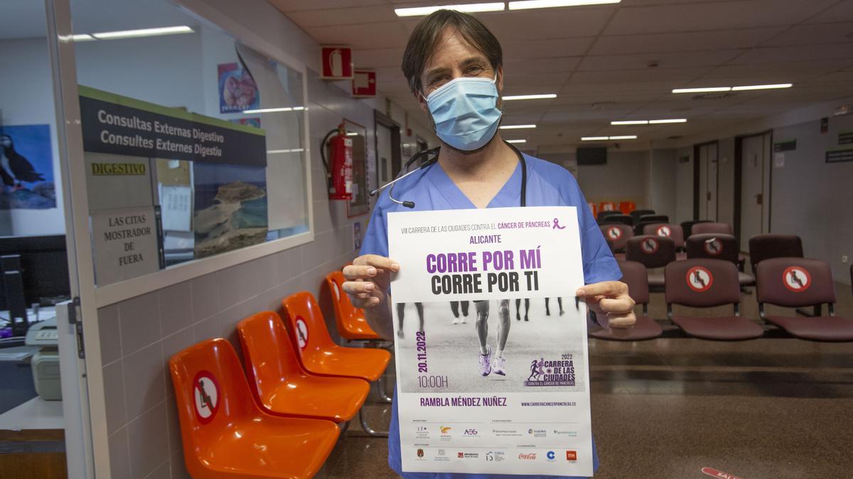 El doctor Enrique de Madaria, con el cartel de la carrera