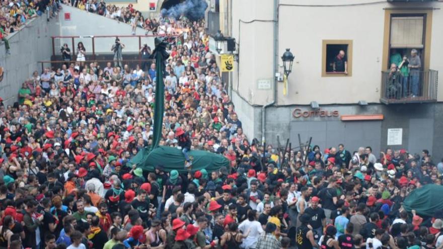 La plaça de Sant Pere, plena de gom a gom