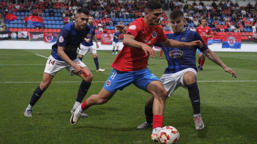Antón Guisande conduce el balón ante la presión defensiva de los jugadores del Estradense. | Roi Cruz