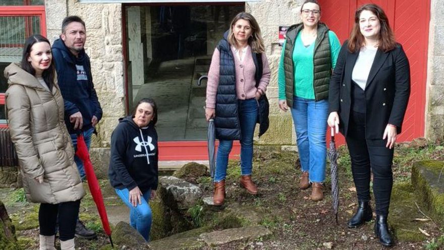 Los socialistas de Cerdedo-Cotobade, ante los baños cerrados.