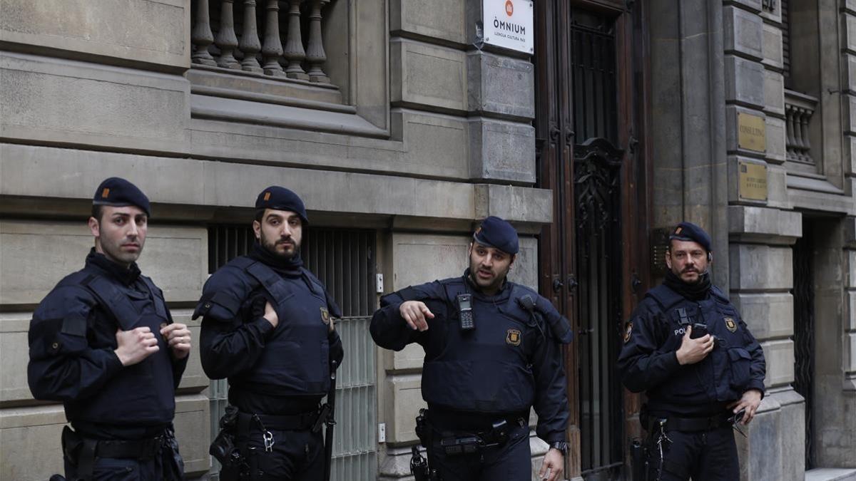 Agentes de los Mossos custodiando la entrada a Òmnium.