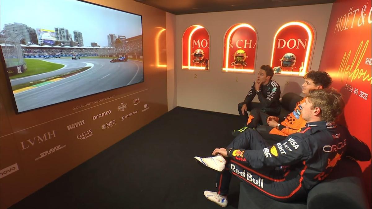 El trío del podio, alucinando con el accidente de Sainz