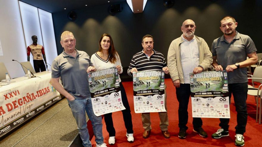 Por la izquierda, Miguel Ángel Fernández, presidente del club ciclista BTT El Rozón; Gemma Álvarez, alcaldesa de Ibias; Luciano Villanueva, teniente de alcalde de Degaña; Manuel Prieto, presidente de la Federación Asturiana de Ciclismo, y Jaime Gareth, secretario del club Btt El Rozón. |