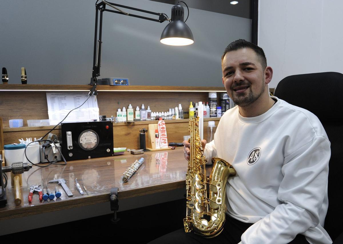 Alejandro Sánchez en su nuevo taller de reparación de instrumentos de Silleda.