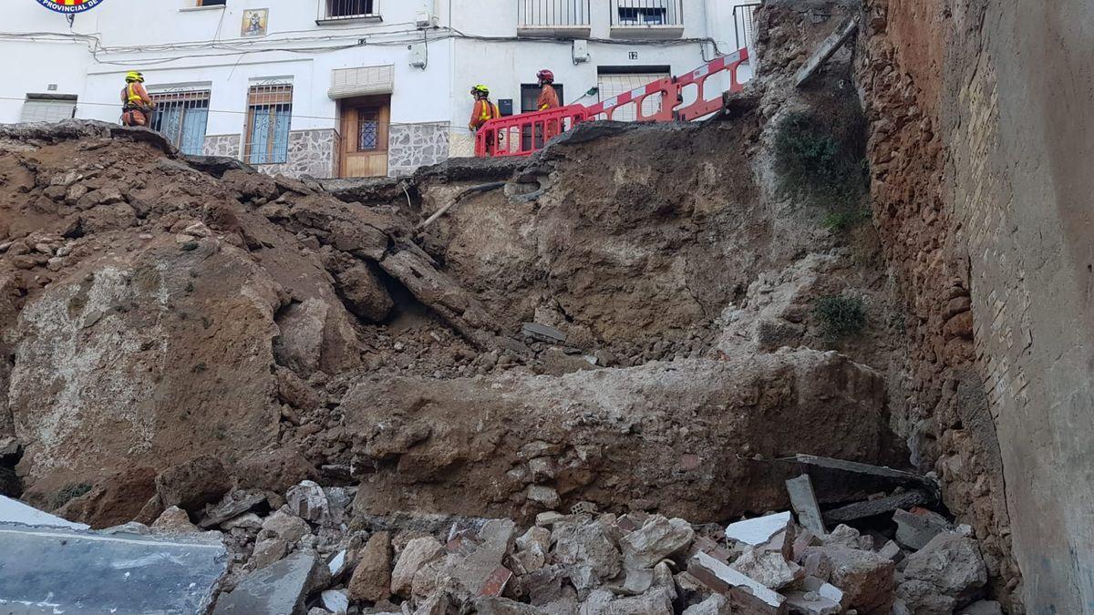 Un derrumbe de un muro en Buñol obliga a desalojar a 12 familias.