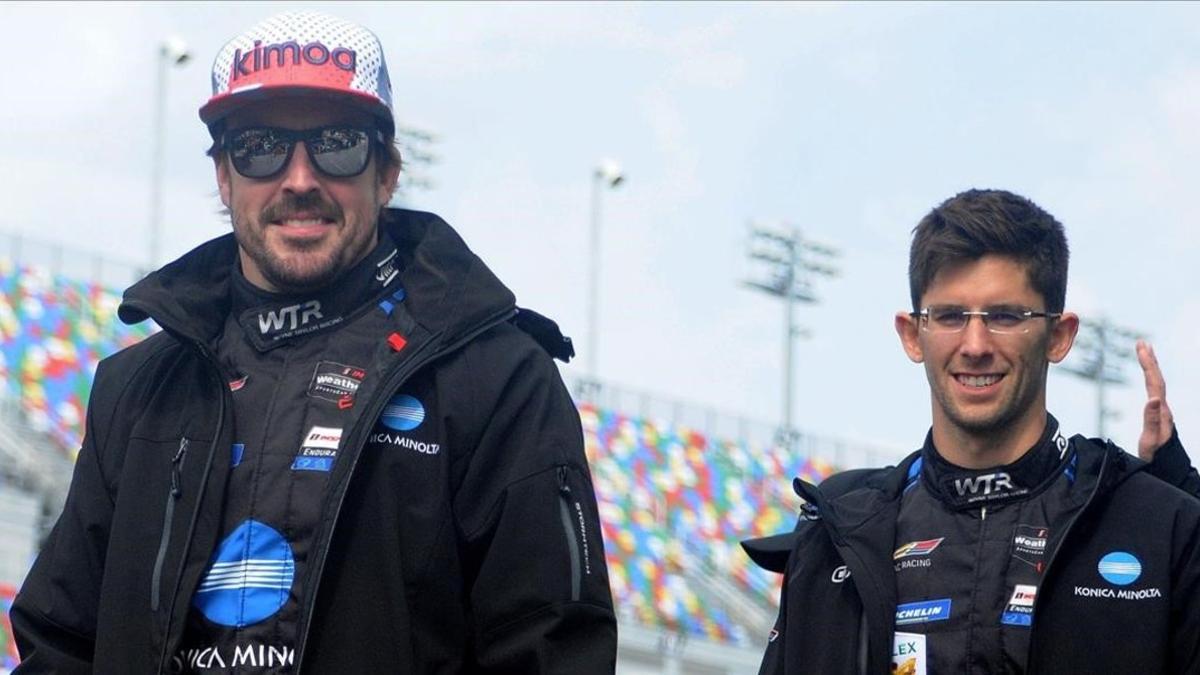 Fernando Alonso y su compañero en Cadillac, Jordan Taylor, antes de empezar las 24 Horas de Daytona.