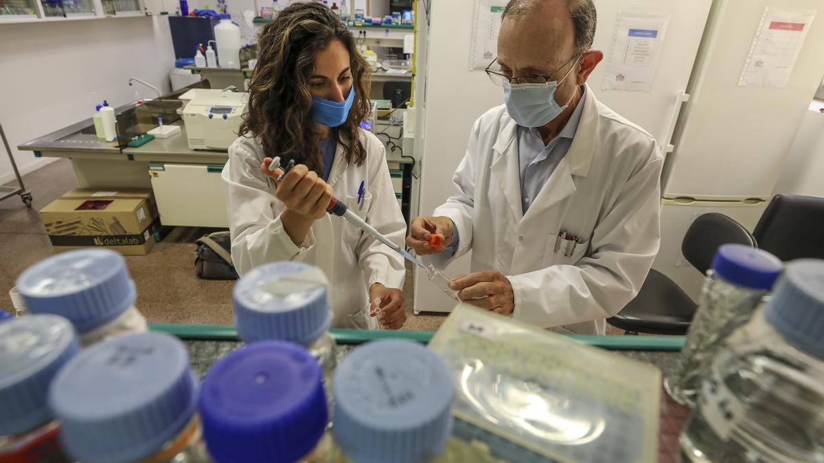 El catedrático Ferrer en el Instituto de Biotecnología de la UMH