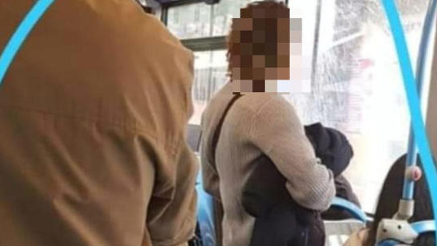 La Policía de Alicante busca a un hombre que eyaculó sobre una chica en el autobús