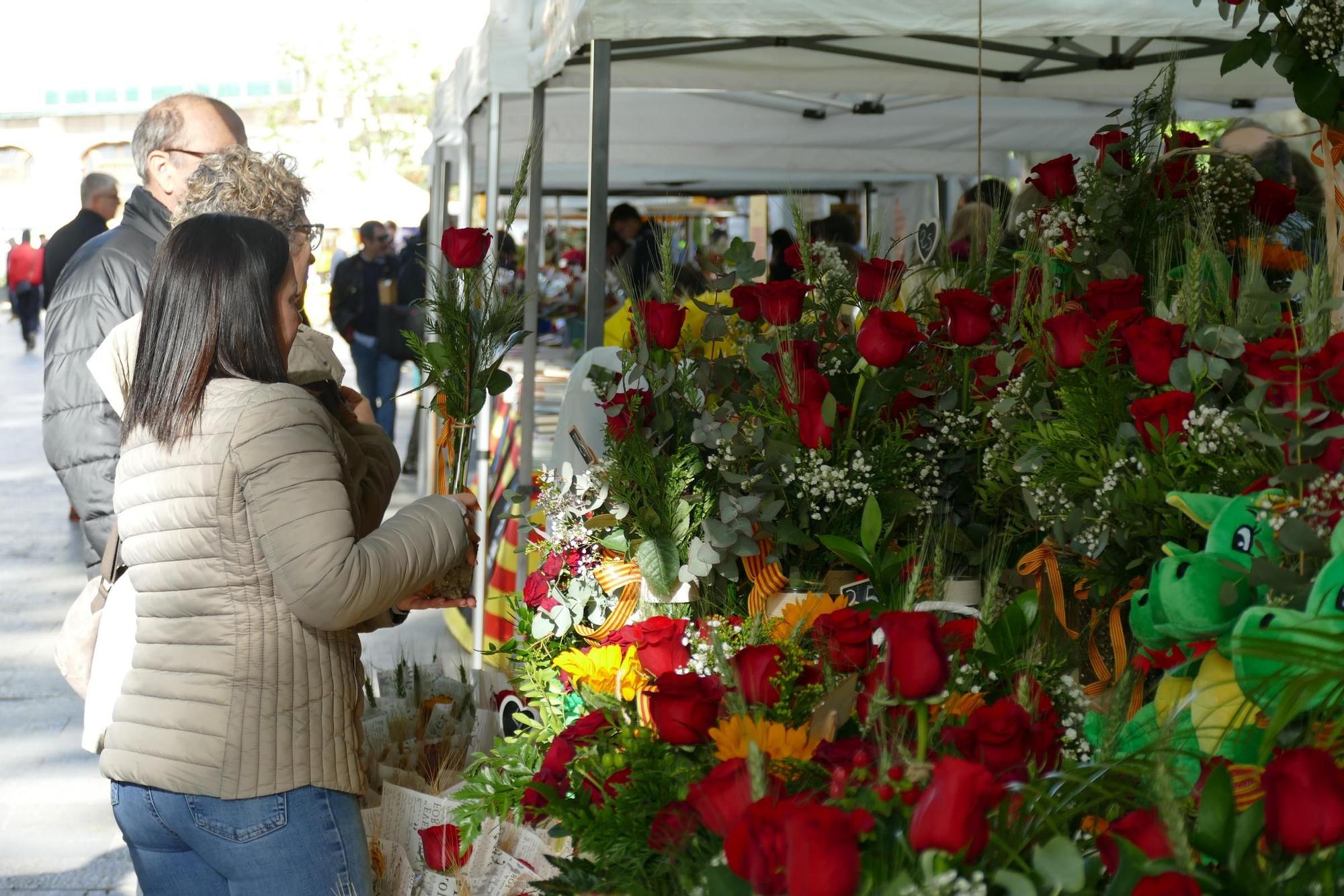 EN IMATGES| Així s'ha viscut el matí de Sant Jordi a la Rambla de Figueres