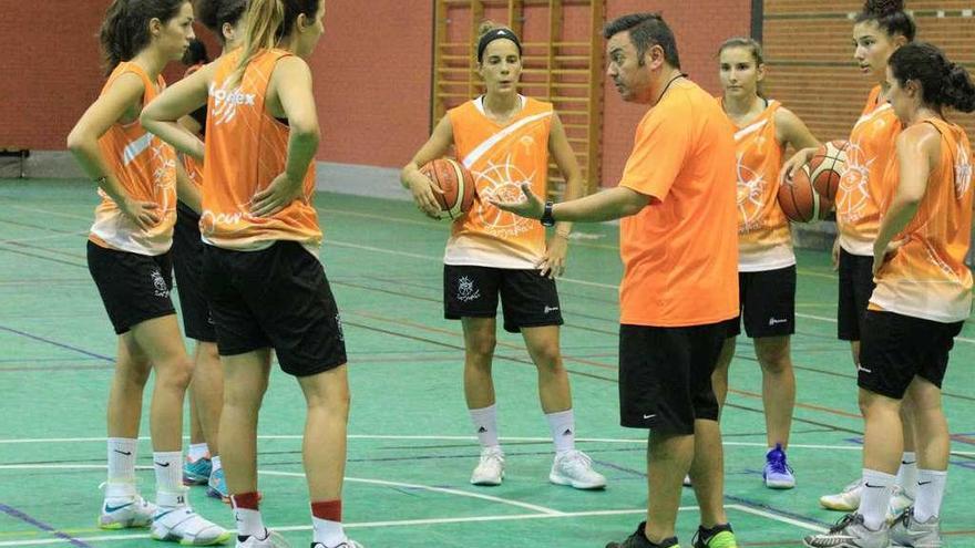 Lucas Fernández da instrucciones a sus jugadoras.