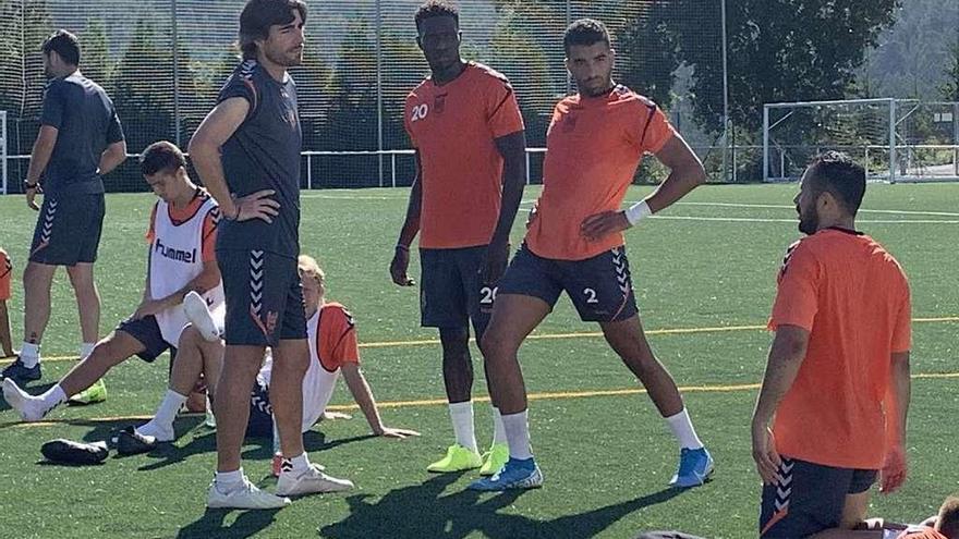 Jaouad Erraji (derecha, de frente) hablando con Luismi y con sus compañeros Adighibe y Mejía en el entrenamiento de ayer. // Gustavo Santos