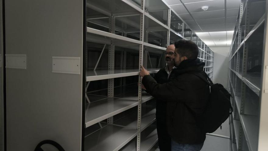 Félix Juncal y Alberto Moital en las nuevas dependencias del archivo en la biblioteca.