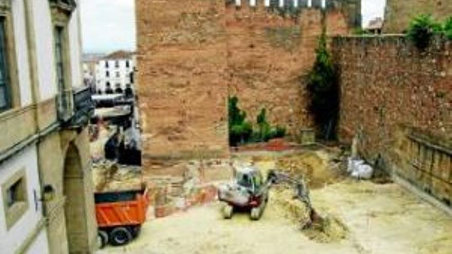 Los restos arqueológicos hallados obligan a parar las obras en el foro de los Balbos