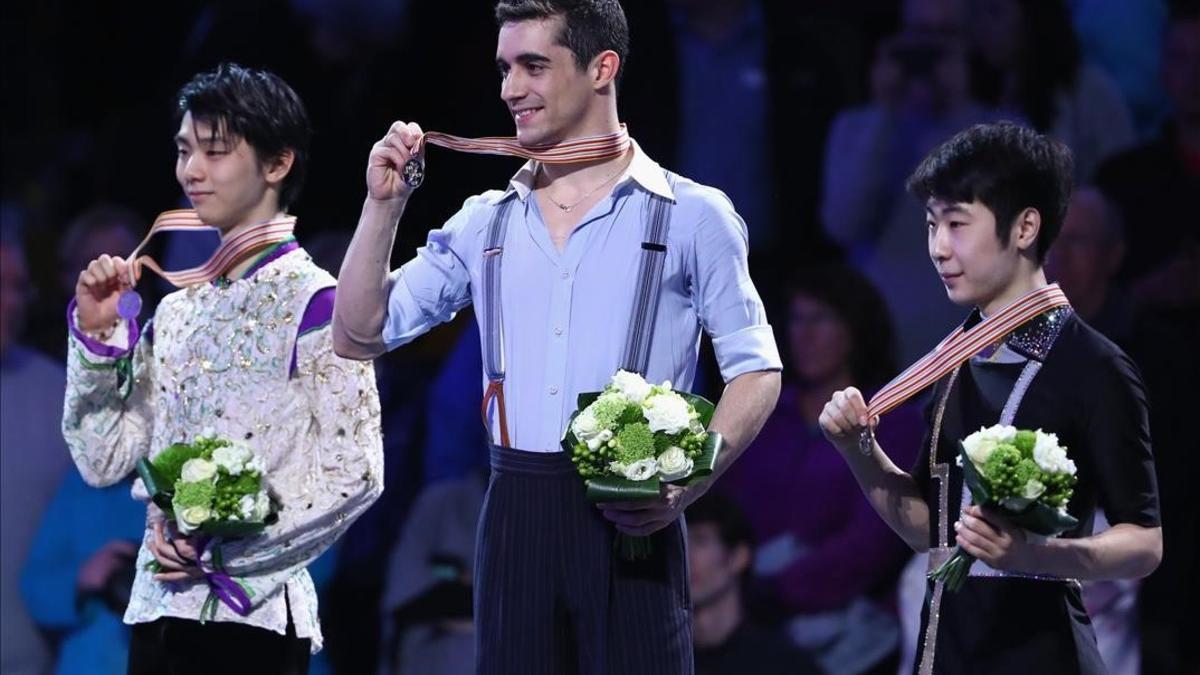 Javier Fernández, con la medalla de oro