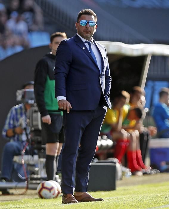 El entrenador argentino se presentó en Balaídos de punto en blanco a pesar de las altas temperaturas de Vigo.