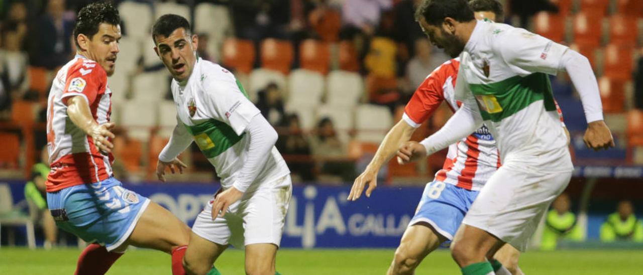 Yacine y Carlos Castro, quien no podrá jugar en Mallorca por la «cláusula del miedo», en el partido de Lugo.