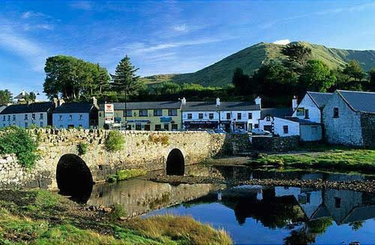 Pequeño pueblo de Leenaun en Connemara.
