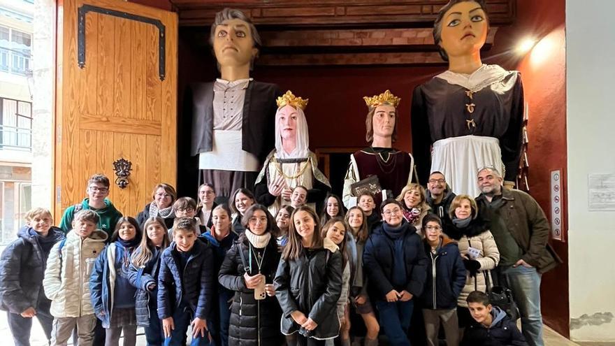 Los participantes en la visita al Museu de la Festa de Algemesí.
