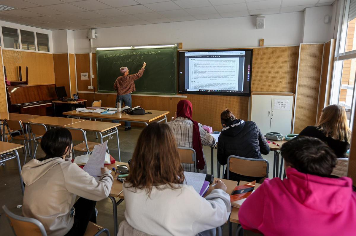 Un instituto que utiliza pizarras digitales y de tiza.