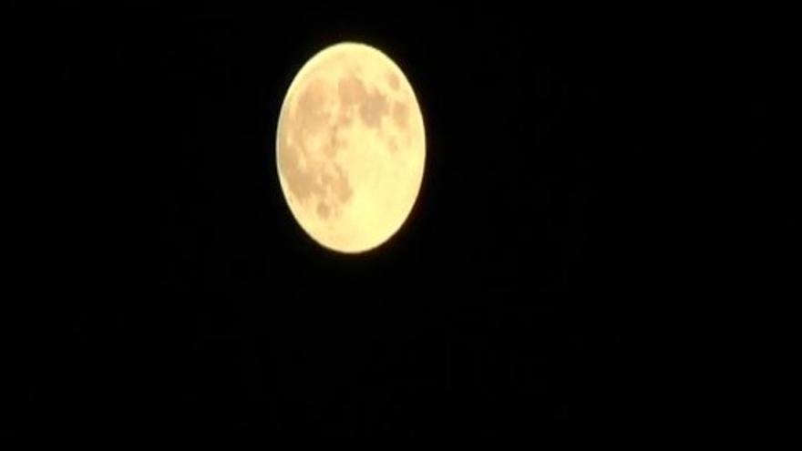 La superluna ilumina la noche