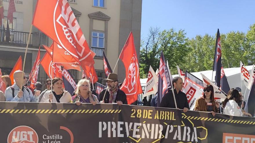 Los sindicatos se concentran para pedir más seguridad en el trabajo. | MIGUEL ÁNGEL LORENZO