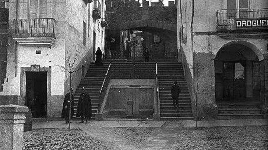 Arco de la Estrella con los dos edificios que flanqueaban la escalinata de subida en la década de los años 20.